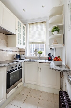 City Apartment, 3 Bedrooms, Non Smoking | Private kitchen | Espresso maker, coffee/tea maker, electric kettle, toaster - Spacious 3BR 2BA Flat in Central Soho (London)