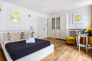 City Apartment, 3 Bedrooms, Non Smoking | Iron/ironing board, cribs/infant beds, travel crib, free WiFi - Spacious 3BR 2BA Flat in Central Soho (London)