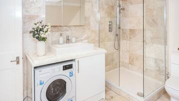 City Apartment, 3 Bedrooms, Non Smoking | Bathroom