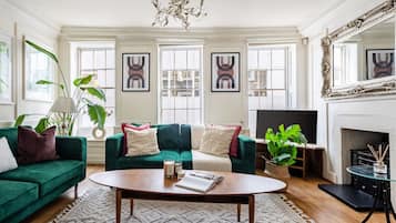 City appartement, 3 slaapkamers, niet-roken | Woonruimte | Een 40-inch smart-tv met satellietzenders