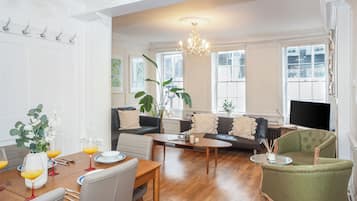 Apartamento urbano, 3 quartos, para não fumantes | Área de estar | Smart TV 40 polegadas com canais via satélite