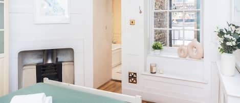 City Apartment, 3 Bedrooms, Non Smoking | Iron/ironing board, cots/infant beds, travel cot, free WiFi