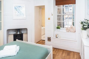 City Apartment, 3 Bedrooms, Non Smoking | Iron/ironing board, cribs/infant beds, travel crib, free WiFi - Spacious 3BR 2BA Flat in Central Soho (London)