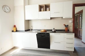 Microondas, horno, placa de cocina, lavavajillas