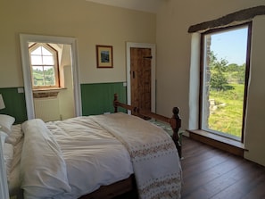 4 habitaciones, tabla de planchar con plancha, wifi y ropa de cama