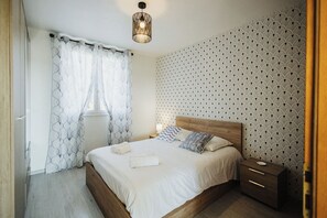 3 bedrooms, iron/ironing board, travel cot, free WiFi
