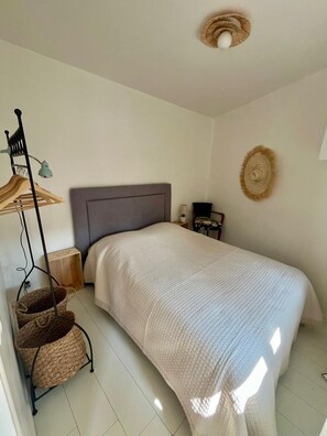 1 bedroom, bed sheets