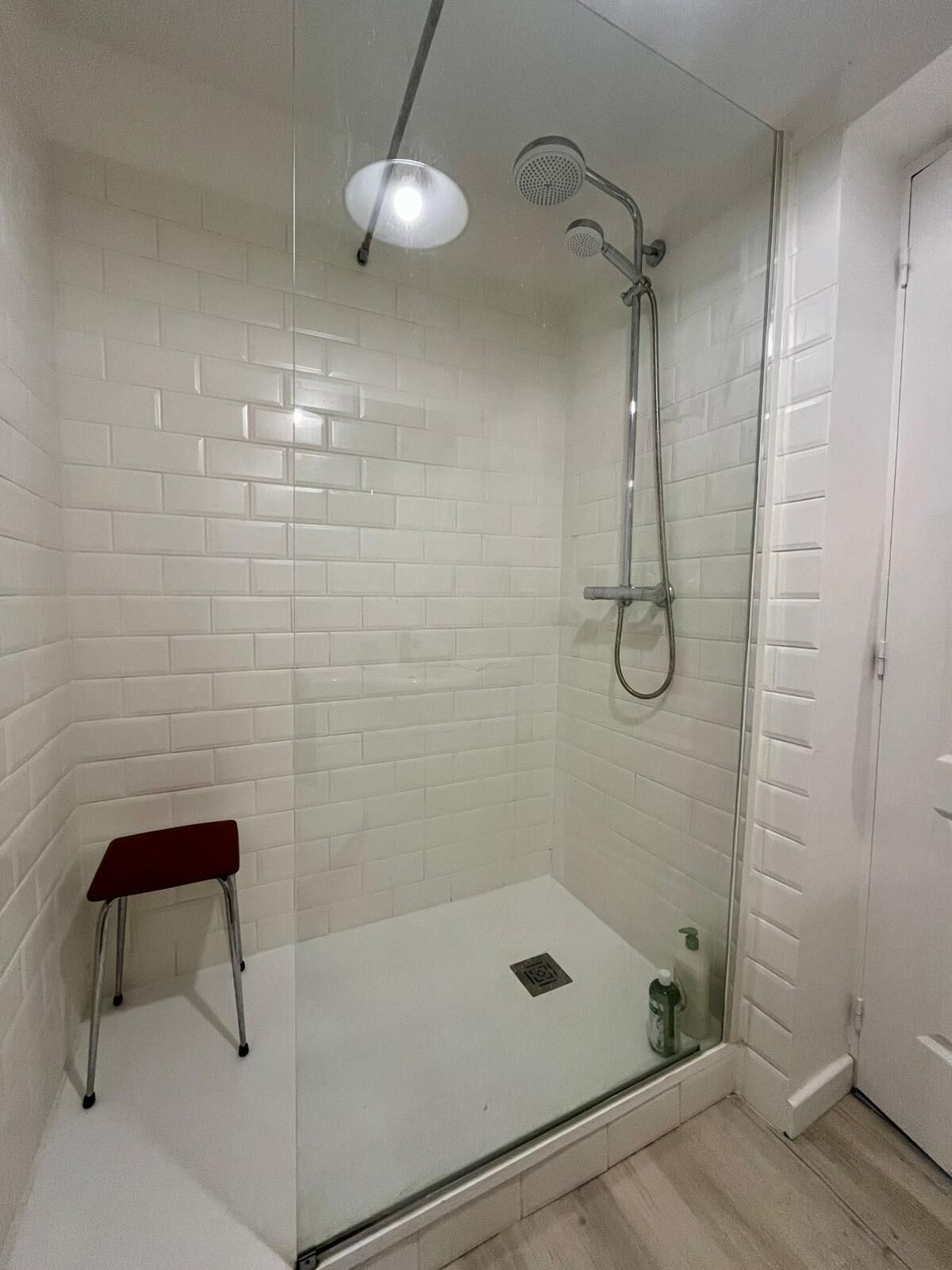 Een douche, handdoeken, zeep, toiletpapier