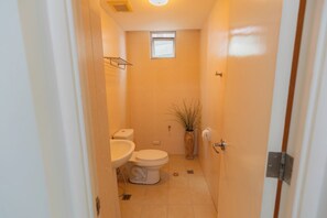 Een bidet, handdoeken, zeep, toiletpapier