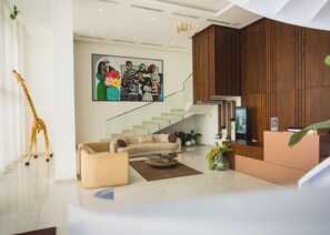 Ein modernes Wohnzimmer mit einer Couch, einem Couchtisch und einer Treppe, die zu einer oberen Ebene führt.