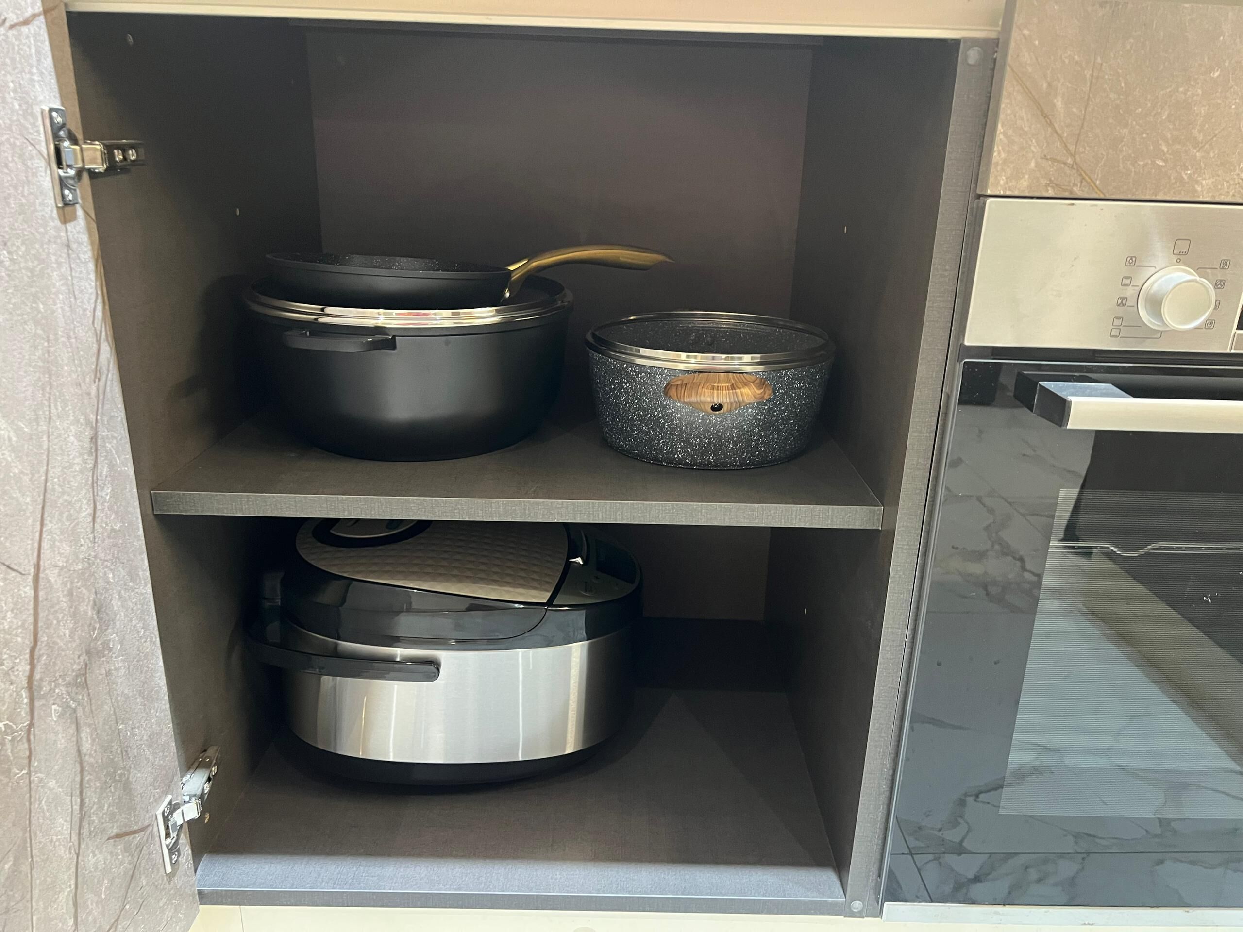 Eine Küche mit eingebautem Backofen und einer Mikrowelle.