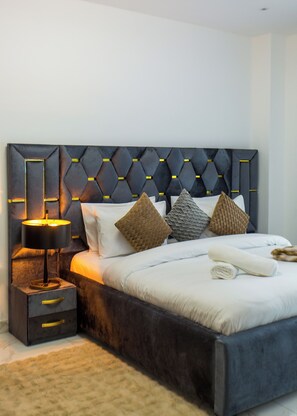 Tabla de planchar con plancha, wifi gratis y ropa de cama