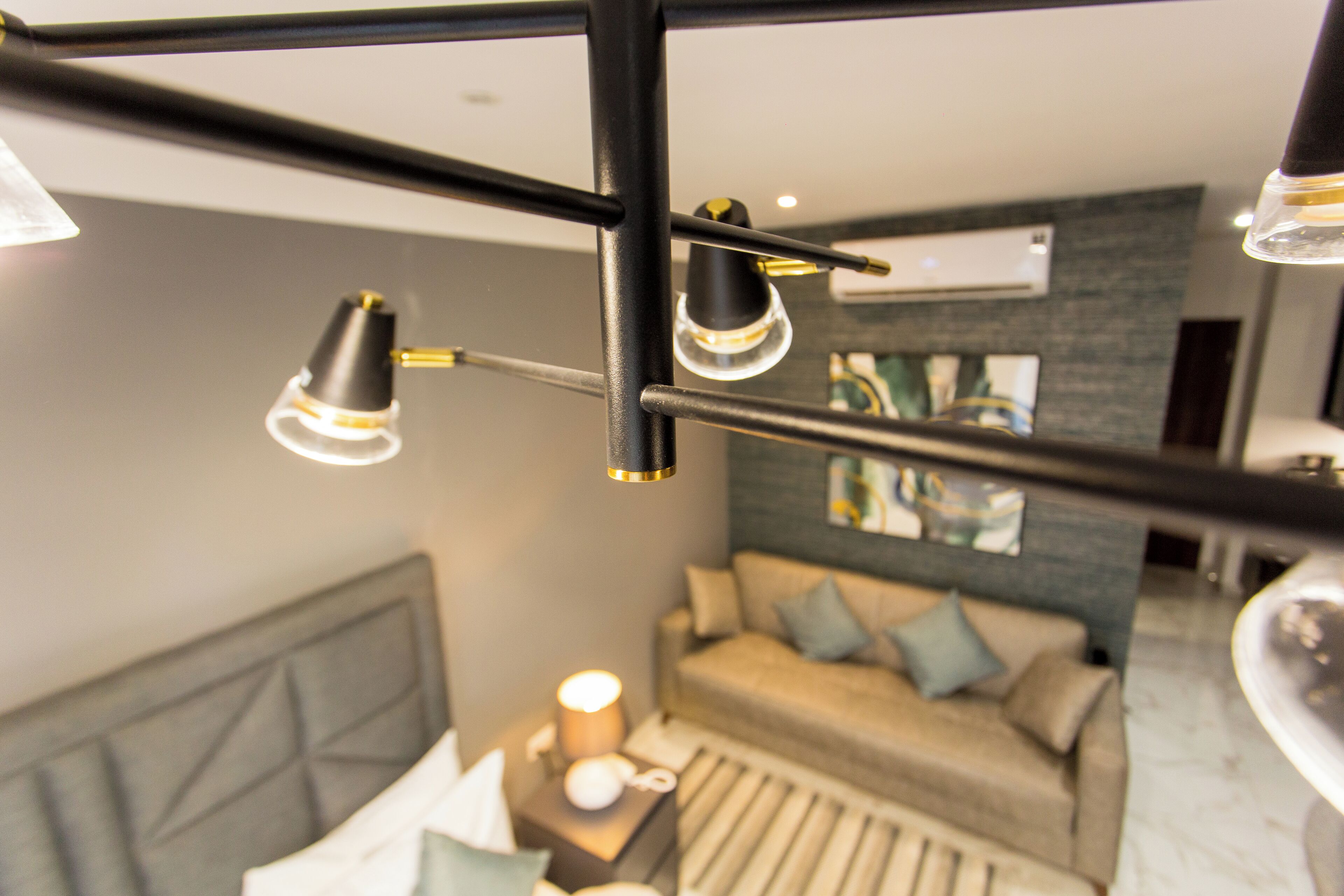 Un salon moderne avec un canapé, une table basse et une lampe.
