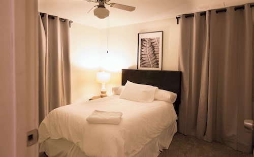 Family-Friendly Getaway - 2BR Home Near DTW & Downtown Detroit