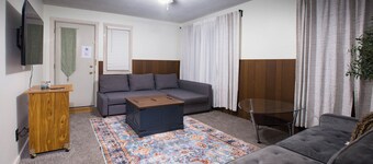 Cozy Family Ranch Near DTW, Detroit & Ann Arbor