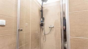 Ducha, secador de pelo, toallas y jabón