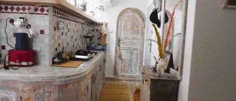 Réfrigérateur, micro-ondes, four, cafetiÚre/bouilloire