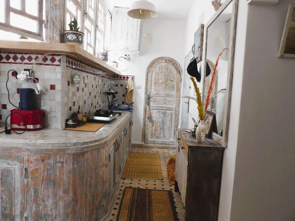 Fridge, microwave, oven, coffee/tea maker