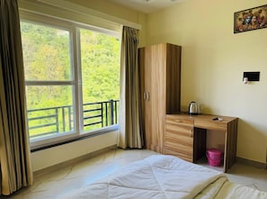 Desk, free WiFi, bed sheets - Riyansh hotel and restaurant (Ukhimath)