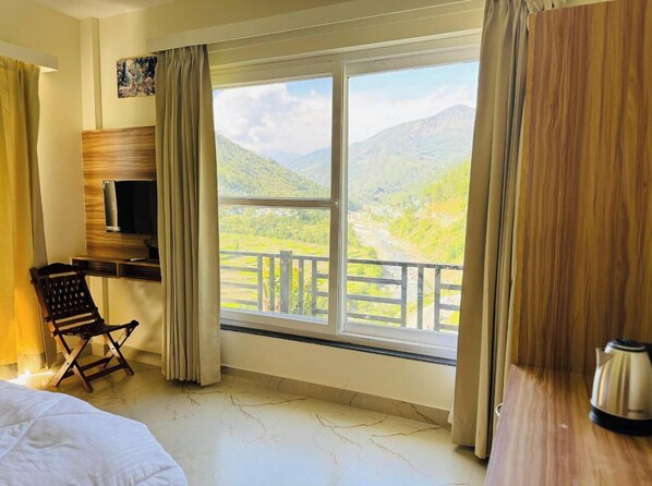 Escritorio, wifi gratis y ropa de cama