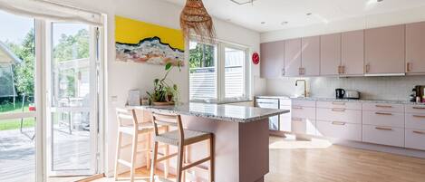 Réfrigérateur, four à micro-ondes, un four, surface de cuisson