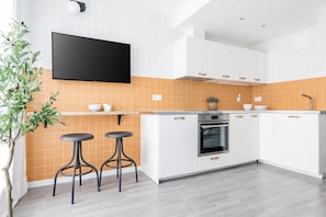 Refrigerador, microondas, horno, silla alta para bebés