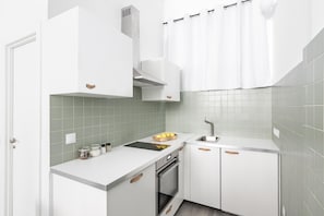 Apartamento estándar | Cocina privada | Frigorífico, microondas, horno y trona infantil