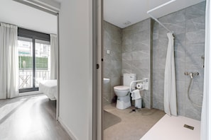 Basic Apartment | Bathroom | Hair dryer, towels, soap, shampoo