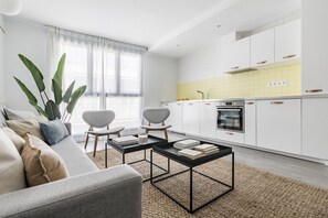 Apartamento básico | Cocina privada | Frigorífico, microondas, horno y trona infantil