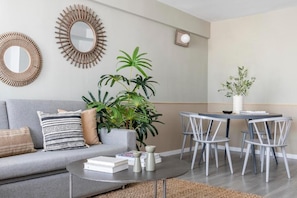 Apartamento Confort | Zona de estar | Televisión de 50 cm con canales por cable