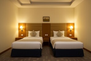 Habitació amb dos llits individuals Deluxe | Minibar, caixa forta a l'habitació i planxa i posts de planxar 