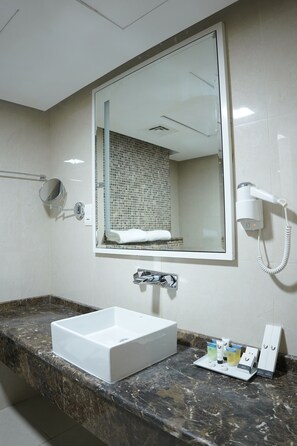 Deluxe Double Room | Bathroom | Combined shower/tub, hair dryer, slippers, soap