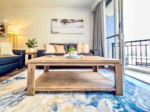 TV - Nautical Beachside Apartment, Family Friendly (Surfers Paradise)
