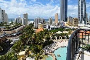 Property grounds - Nautical Beachside Apartment, Family Friendly (Surfers Paradise)