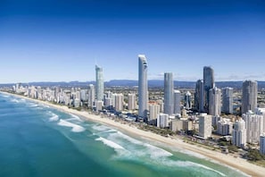 Beach nearby - Nautical Beachside Apartment, Family Friendly (Surfers Paradise)