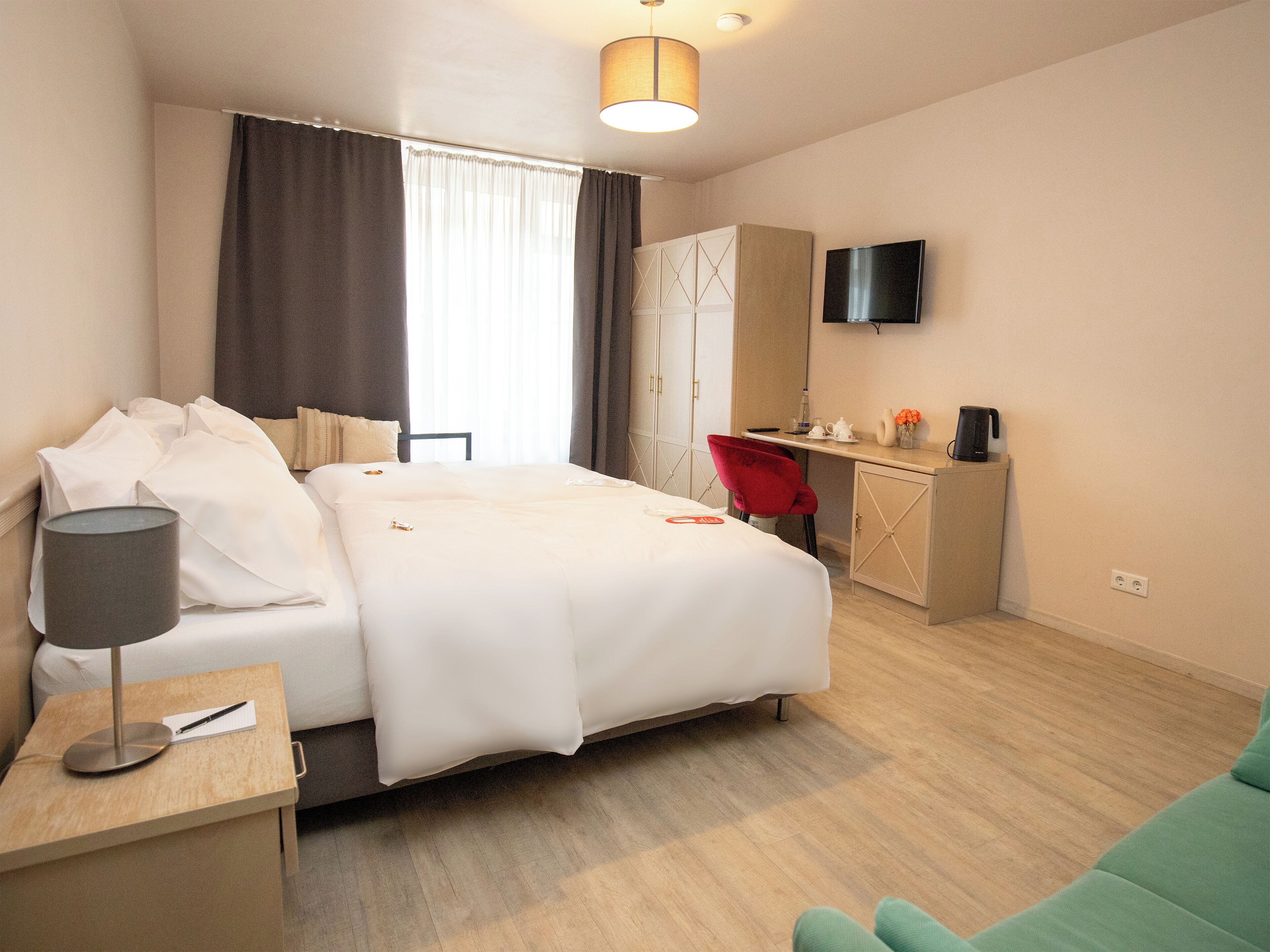 Bureau, espace de travail pour ordinateur portable, rideaux occultants