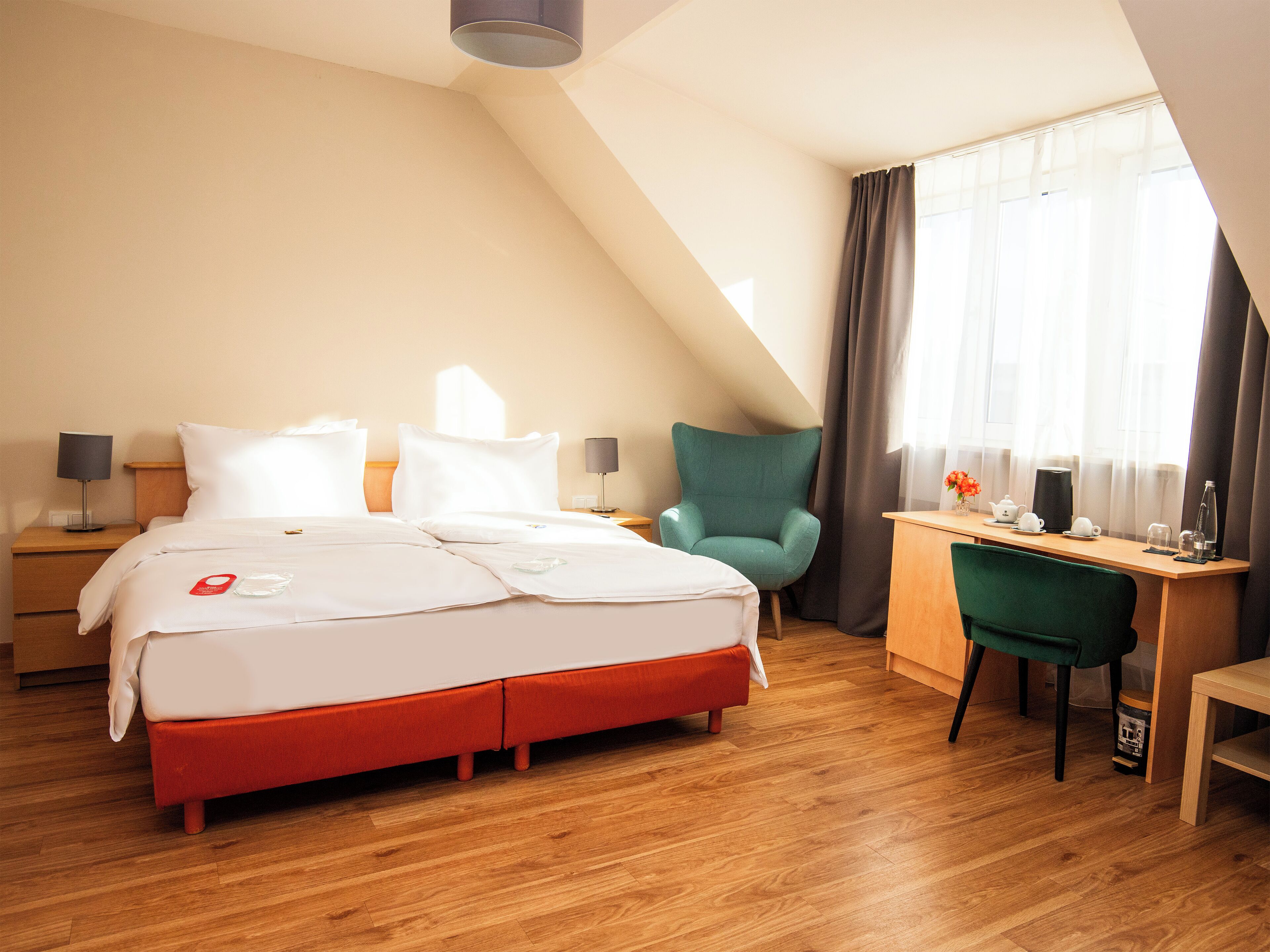 Bureau, espace de travail pour ordinateur portable, rideaux occultants