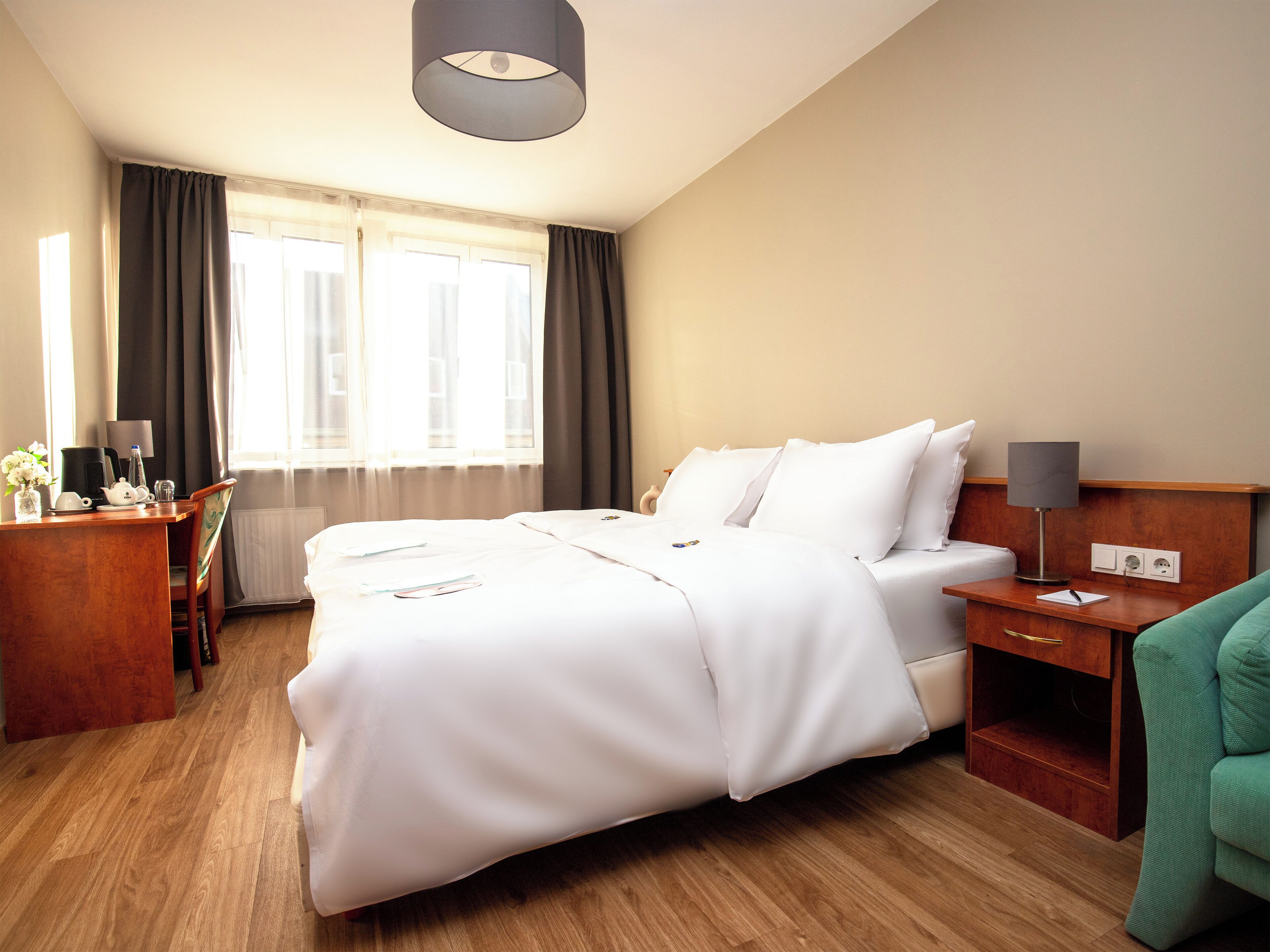 Bureau, espace de travail pour ordinateur portable, rideaux occultants