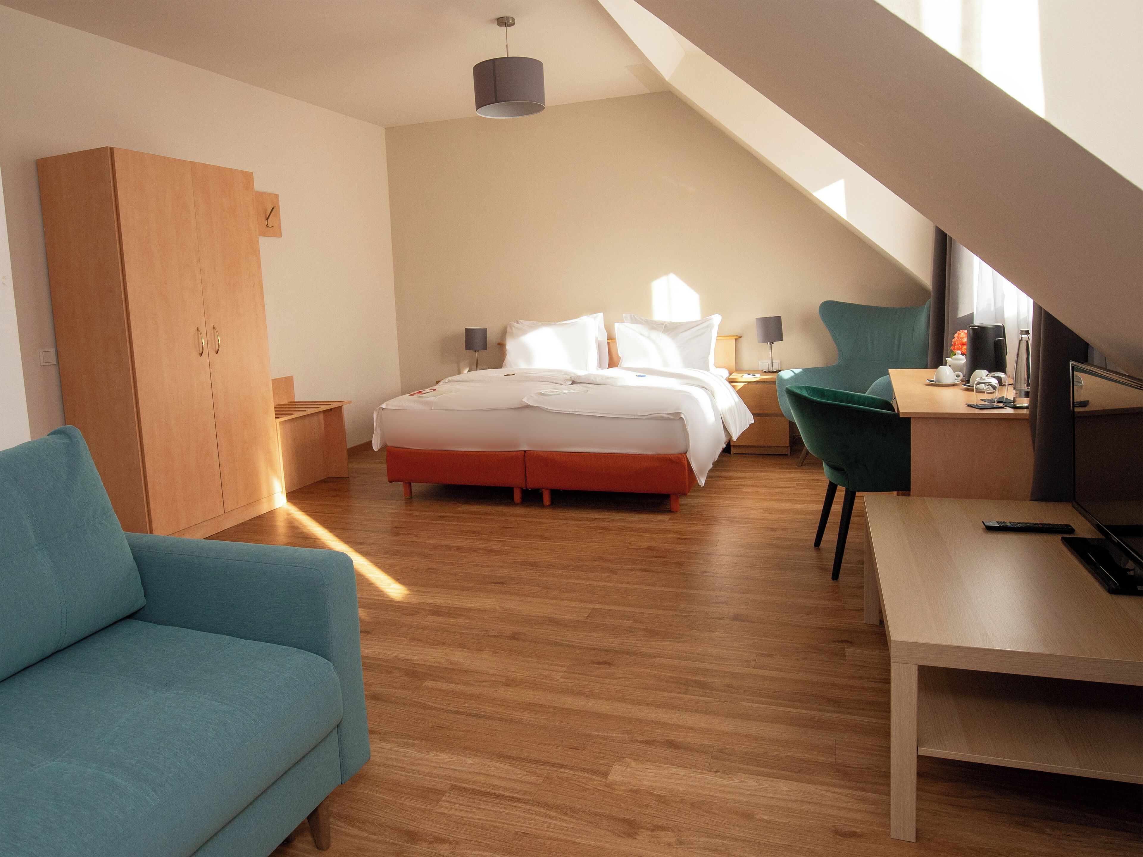 Un dormitorio moderno con una cama de madera, un escritorio, una silla y un armario.