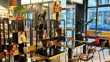 Daily continental breakfast (EUR 10.00 per person)