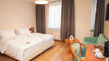 Habitación doble | Escritorio, espacio para trabajar con laptop y cortinas blackout