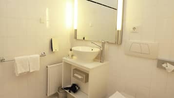 Junior-Studiosuite, 1 Queen-Bett und Schlafsofa | Badezimmer | Haartrockner, Hausschuhe, Handtücher, Seife