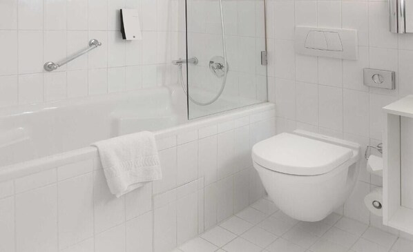 Habitación doble | Baño | Regadera, toallas, papel de baño 
