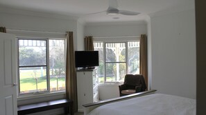 4 bedrooms, iron/ironing board, travel cot, Internet - Acre's Rest in Ventnor (Ventnor)
