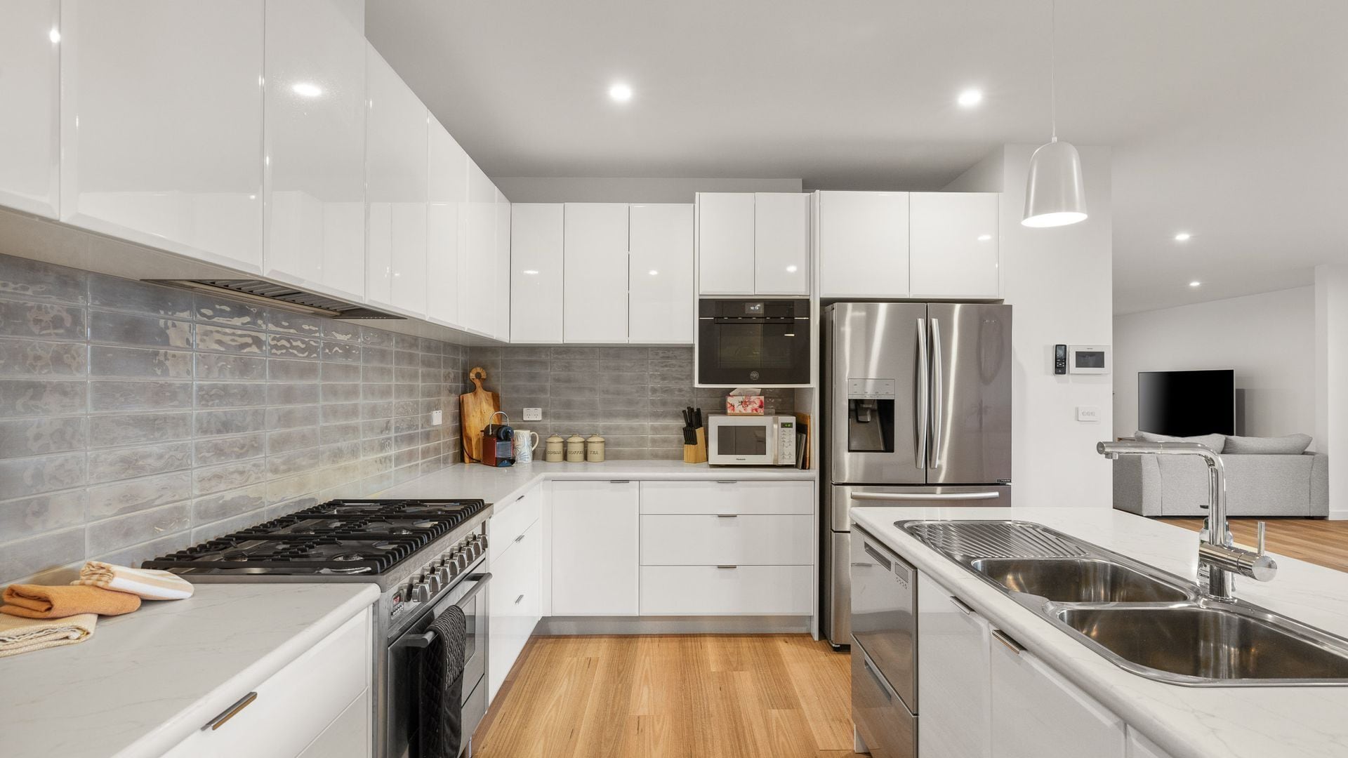 Jääkaappi, mikroaaltouuni, uuni, liesi