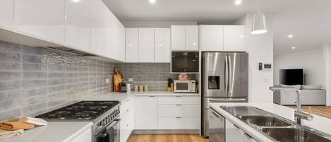 Frigorífic, microones, forn i placa de cuina