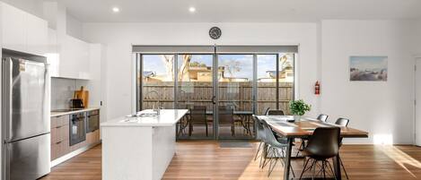 Kühlschrank, Mikrowelle, Ofen, Herdplatte