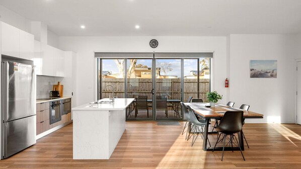 Fridge, microwave, oven, stovetop - Rhyll Delight in Rhyll (Rhyll)