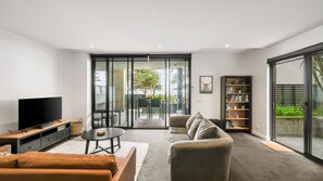 TV, books - Cscape3 Beachfront in Cowes (Cowes)