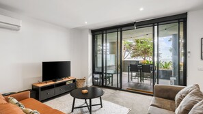 TV, books - Cscape3 Beachfront in Cowes (Cowes)